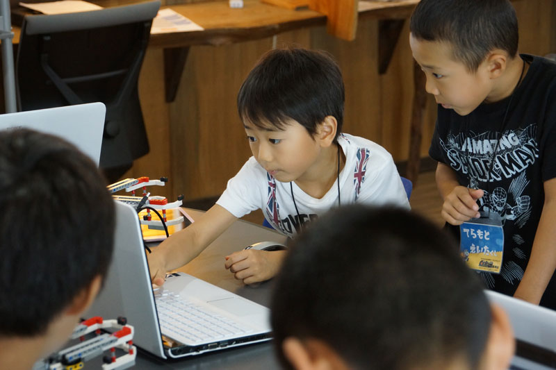 小学生がプログラミングを行っている様子