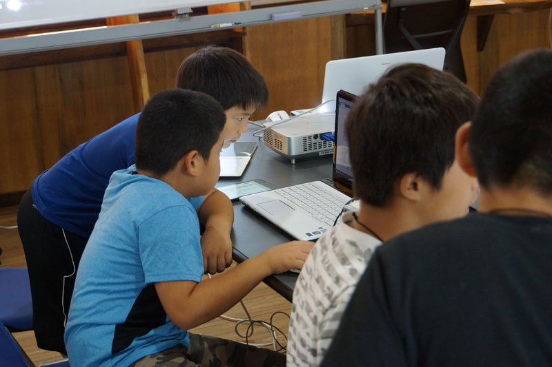 小学生がプログラミングを行っている様子