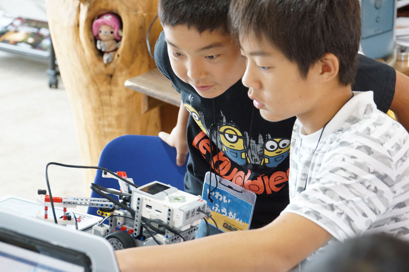 小学生がプログラミングを行っている様子