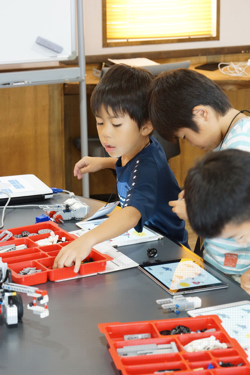 教育版レゴマインドストームEV3を組み立てる様子