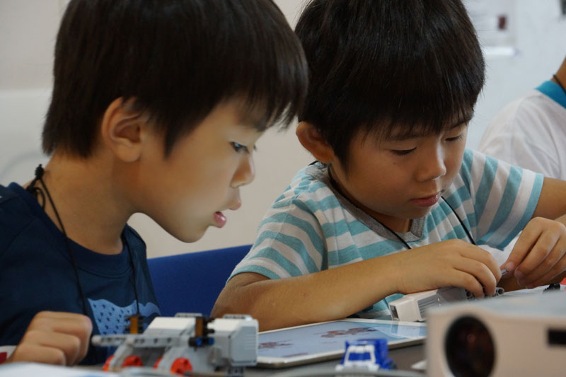 教育版レゴマインドストームEV3を組み立てる様子